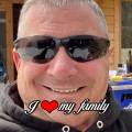 Eine Person mit Sonnenbrille lächelt in die Kamera; Text I love my family im Vordergrund.